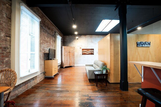 Building Photo - 422 1st St