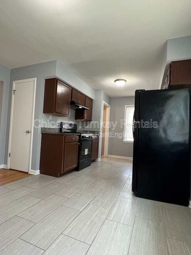 Building Photo - 1006 E 163rd Pl