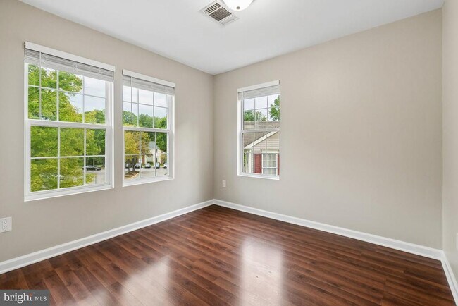 Building Photo - 10737 Kitchener Ct