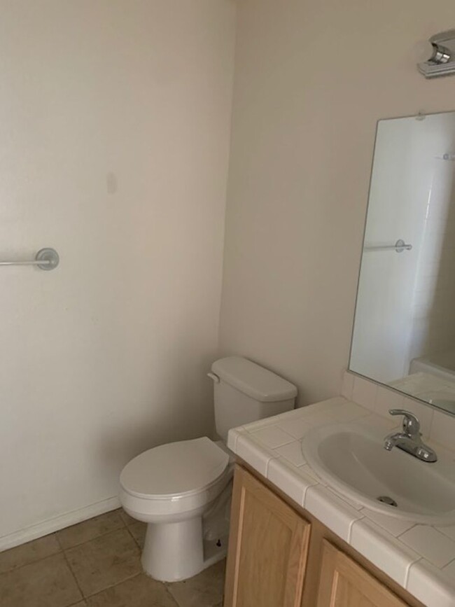 Building Photo - GREAT 2 BEDROOM 2 BATH LOCATED NEAR SUMMERLIN