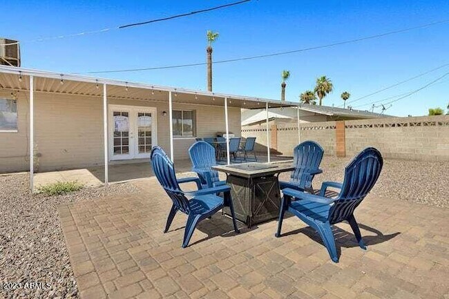 Building Photo - 945 E Lilac Dr