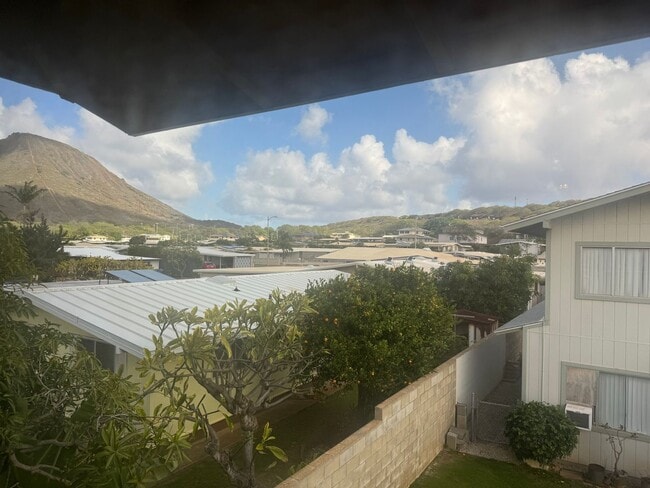 Building Photo - Hawaii Kai, Upstairs duplex, small 3 bedroom, 1 bath newly renovated duplex unit, No pets