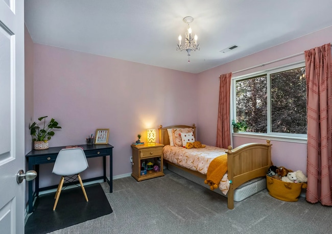 Building Photo - Gorgeous, Bright 4 Bedroom Home in SW Bend!