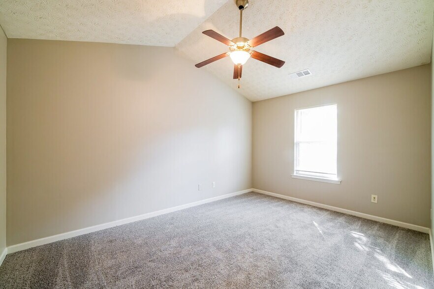 Building Photo - 5246 Kirk Dr