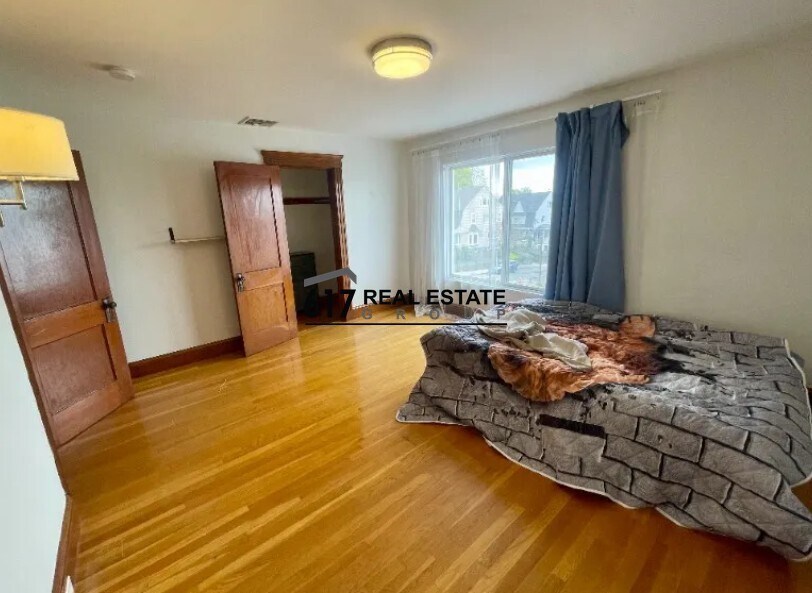 Building Photo - 449 Broadway