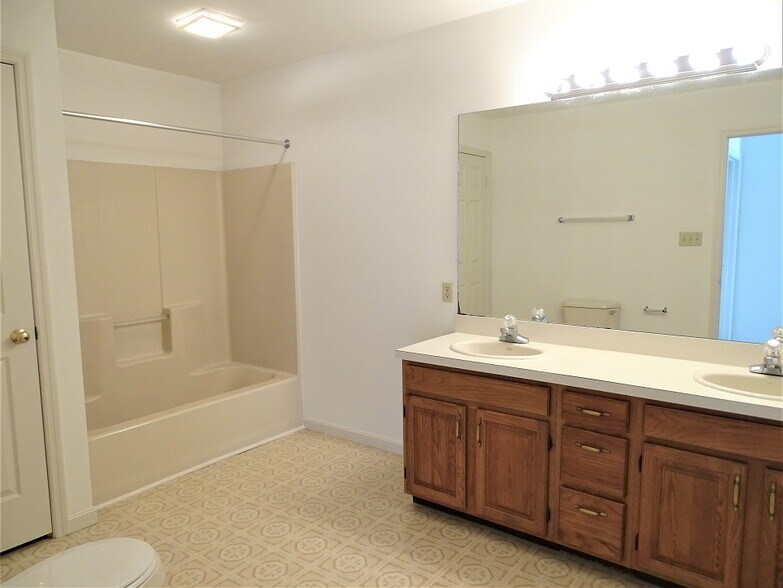 Building Photo - 6441 Lincoln Ct
