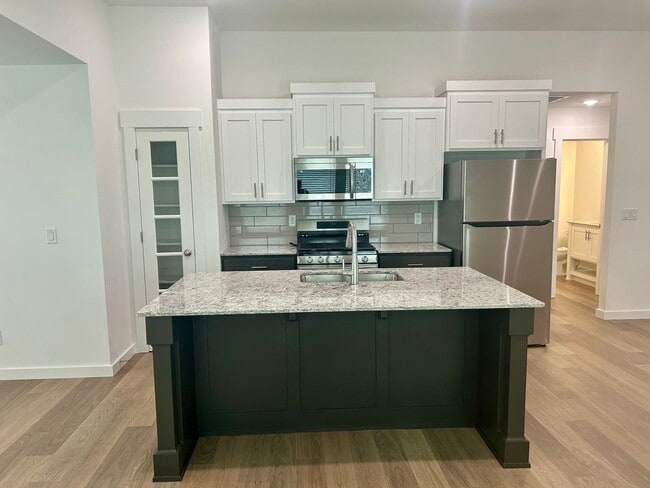 Building Photo - Great floorplan on a corner lot!