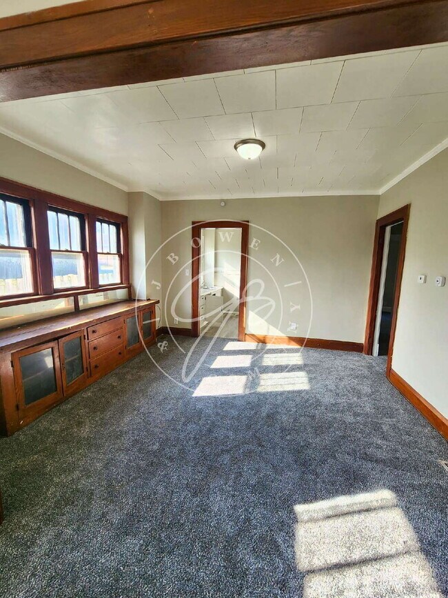 Building Photo - 1200 Sq foot lower duplex! Tons of space a...