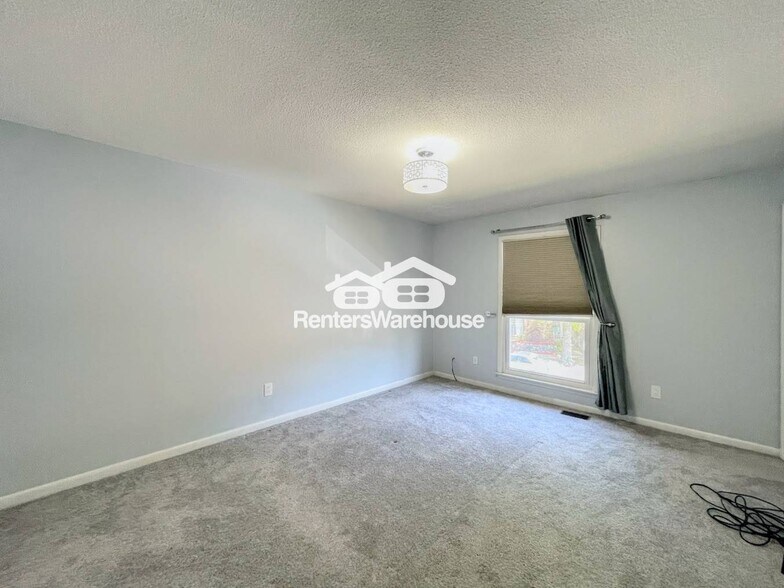 Building Photo - 5031 Clairmont Ct