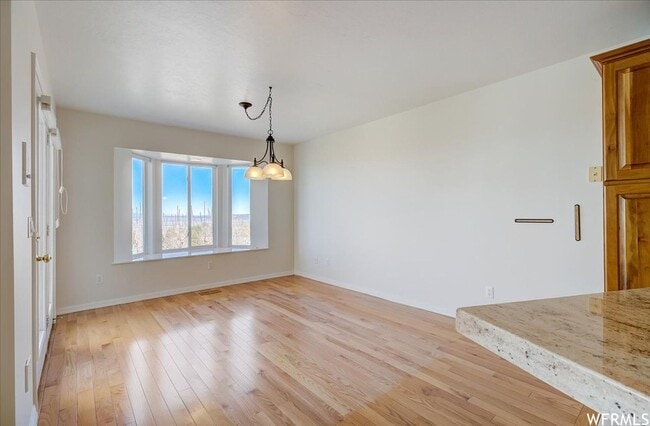 Building Photo - Large 6 Bedroom Home, 3 Car Garage, Gorgeo...