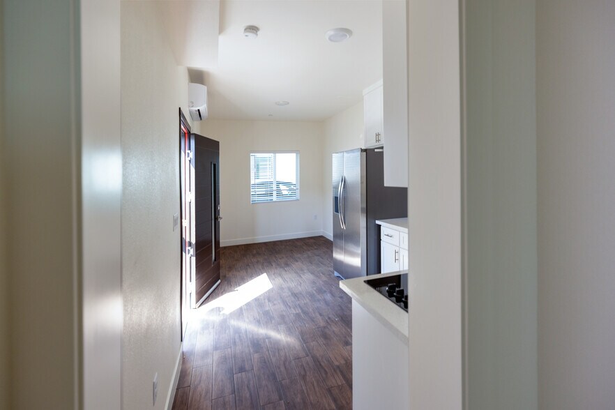 Building Photo - 1128 W 39th St
