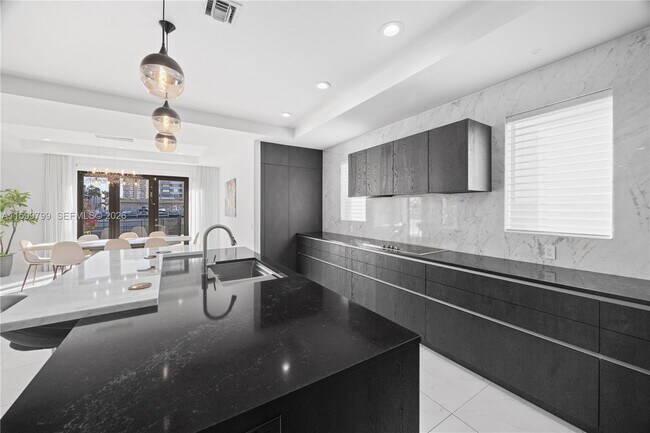 Building Photo - 513 Palm Dr