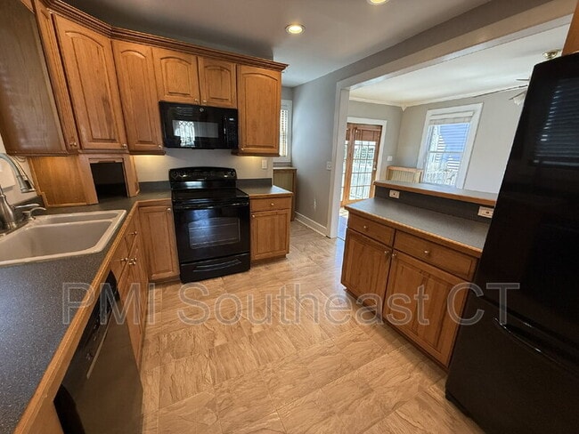 Building Photo - 86 School St