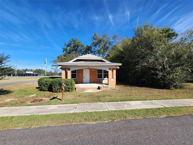 Building Photo - 210 W Osceola St