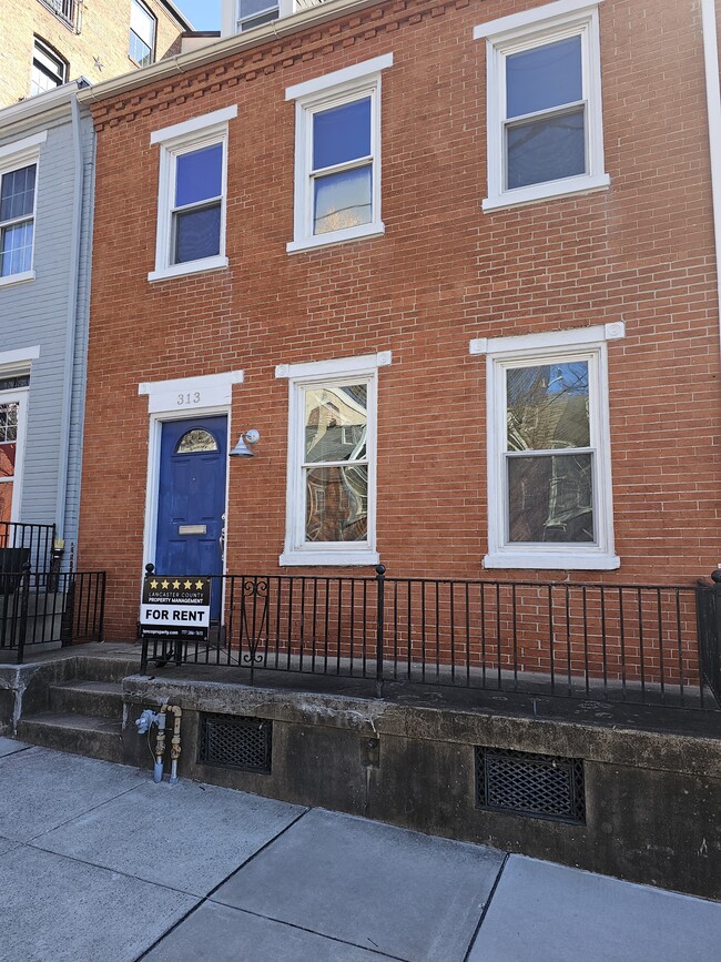 Building Photo - 313 N Mulberry St