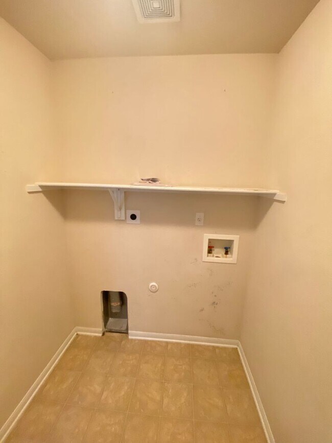 Building Photo - Beautiful 4 bed 2 bath home in White Rock subdivision.