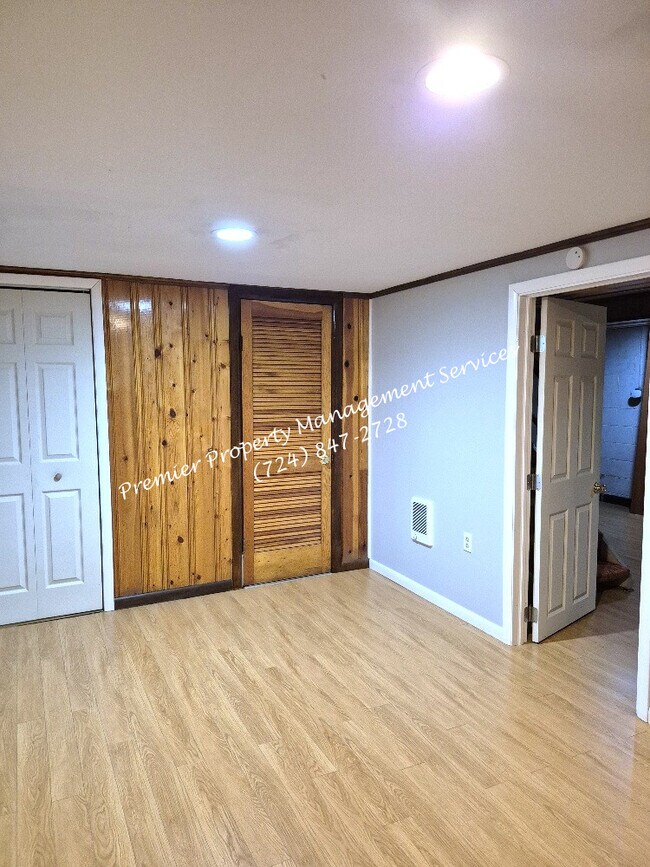 Building Photo - 990 Clearview Dr