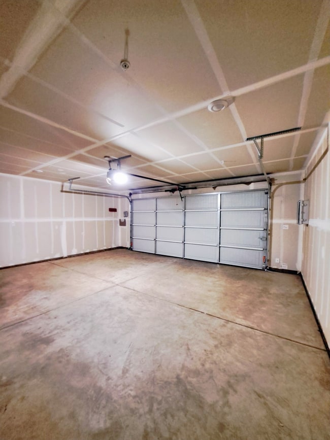 Building Photo - Fresno 3BR Pet-Friendly Townhouse with Community Amenities!