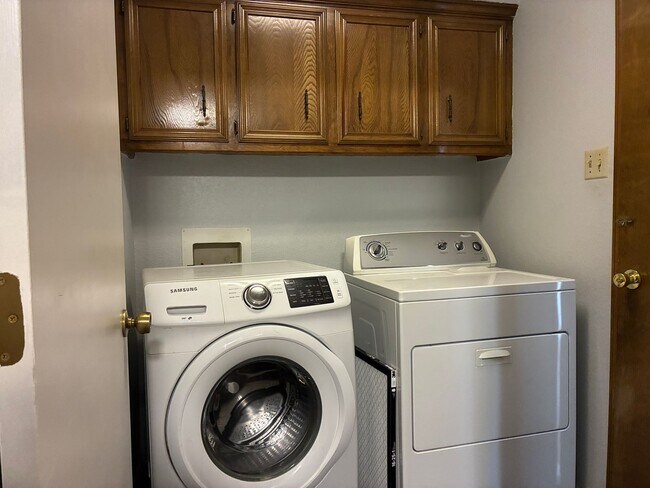 Building Photo - Three bedroom, two bath home available for lease!