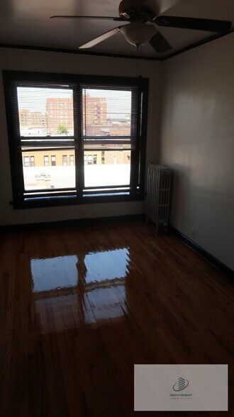 Building Photo - 846 W Montrose Ave
