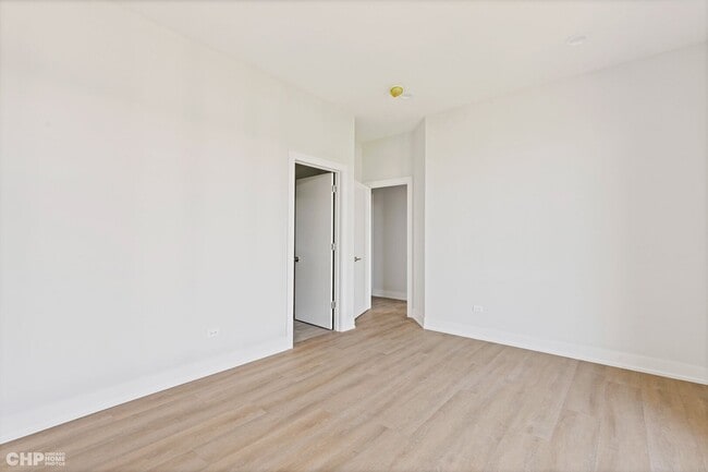 Building Photo - 3204 N Lawndale Ave