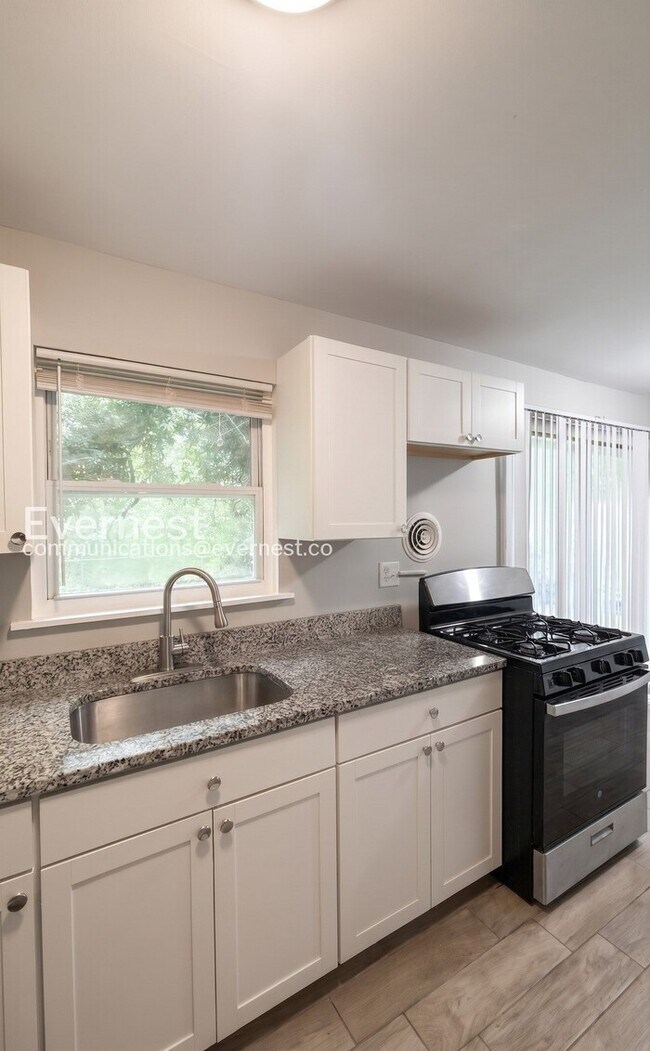 Building Photo - 3-Bedroom Home with Spacious Living and Convenient Amenities / Pet-Friendly / Vouchers Accepted /...