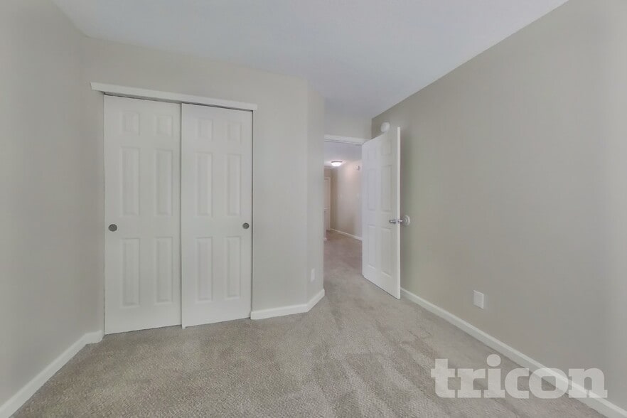 Building Photo - 4525 Connaught Dr E