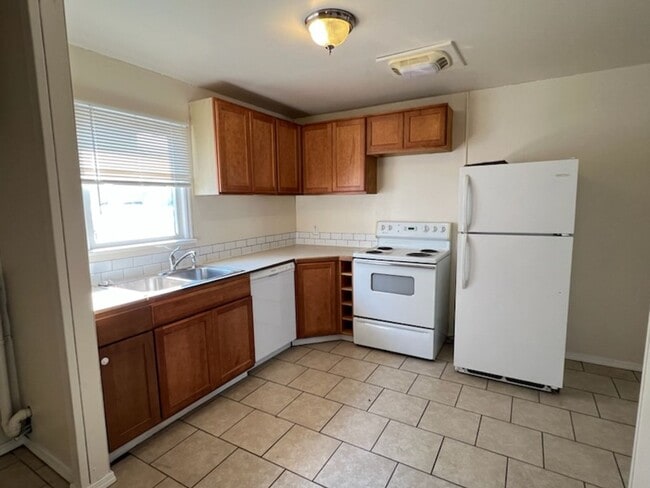 Building Photo - Spacious 3 bed, 1 bath, a/c, d/w and bonus...