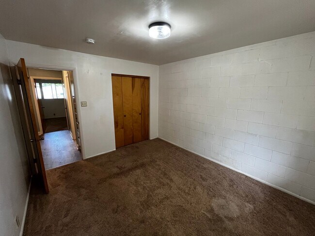 Building Photo - 568-574 E 200 S