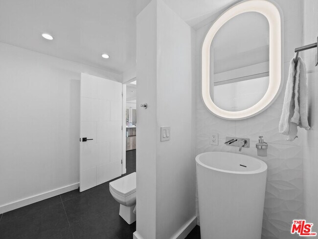 Building Photo - 8460 Cole Crest Dr