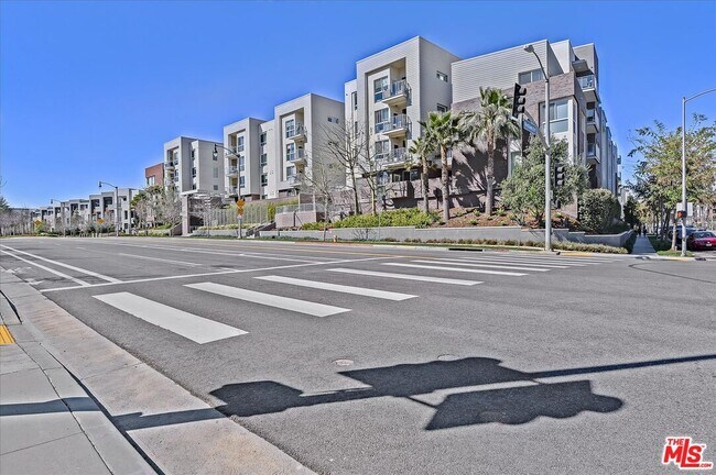 Building Photo - 12655 Bluff Creek Dr