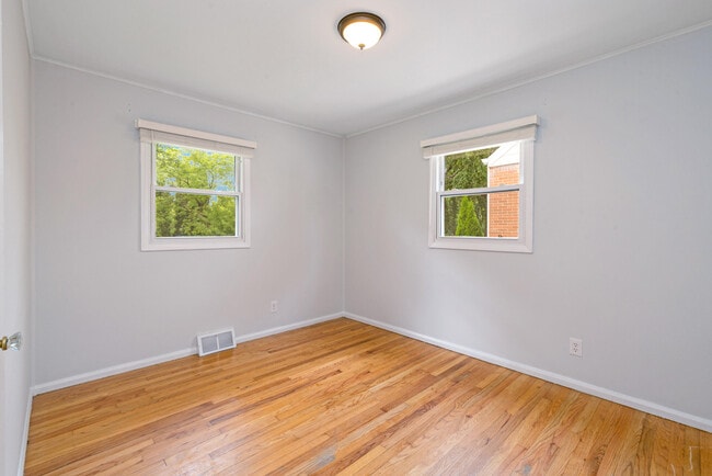 Building Photo - 5934 N Lydell Ave