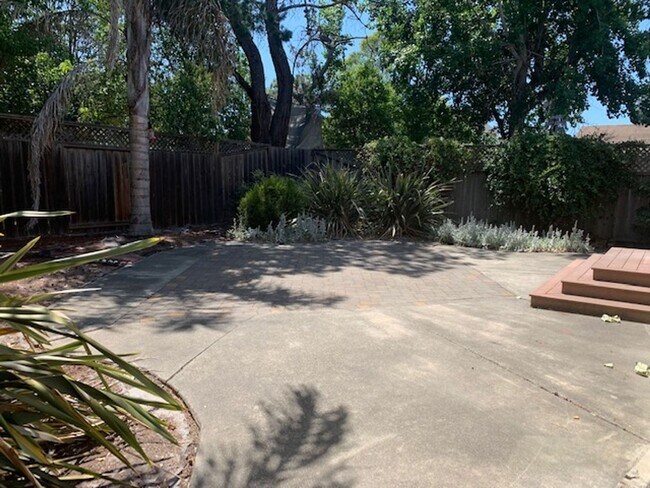 Building Photo - 1312 Jasmine Circle ~ 4 bedrooms ~ 2 baths