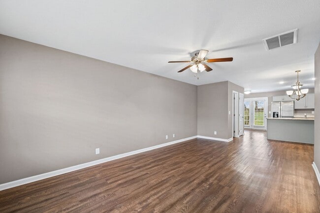 Building Photo - 2 Bedroom Condo For Rent With Community Swimming Pool!