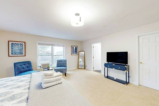 Building Photo - Large 4Br 2 1/2Ba Modern Home in Falmouth ...