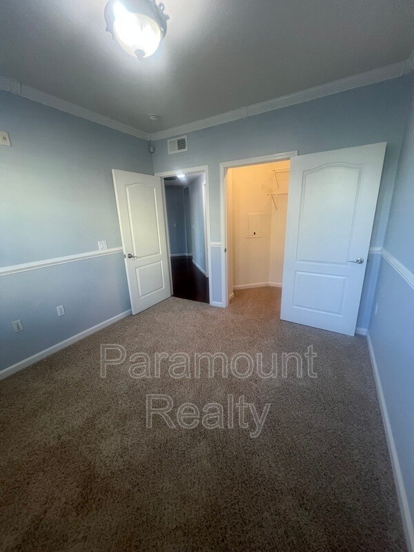 Building Photo - 700 S Abel St