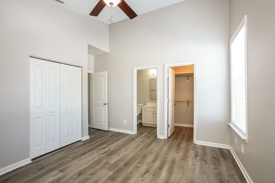 Building Photo - 3400 Roundlake Lane