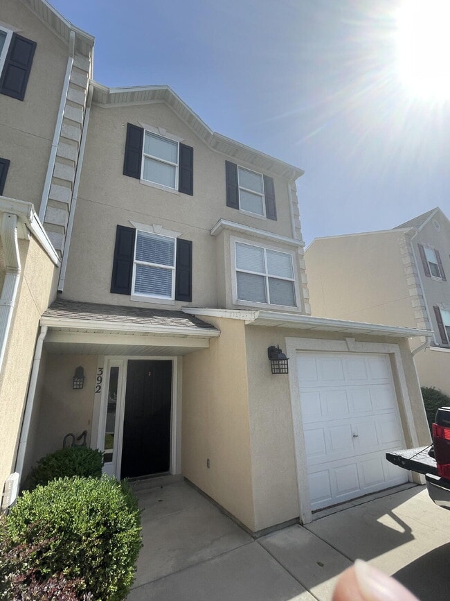 Building Photo - "Newly remodeled 3-Bed Townhouse with Scenic Views & Modern Elegance on Braidhill Drive!"