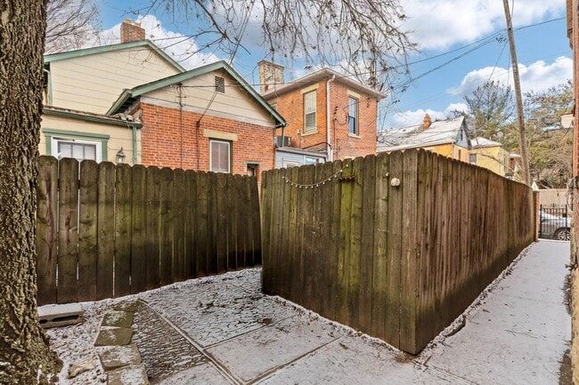 Building Photo - 726 Kerr St