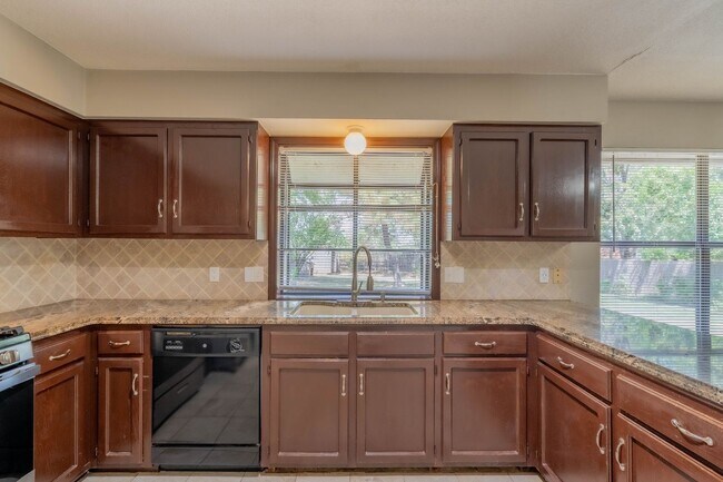Building Photo - 3 Bed / 2 Bath in Tulsa!