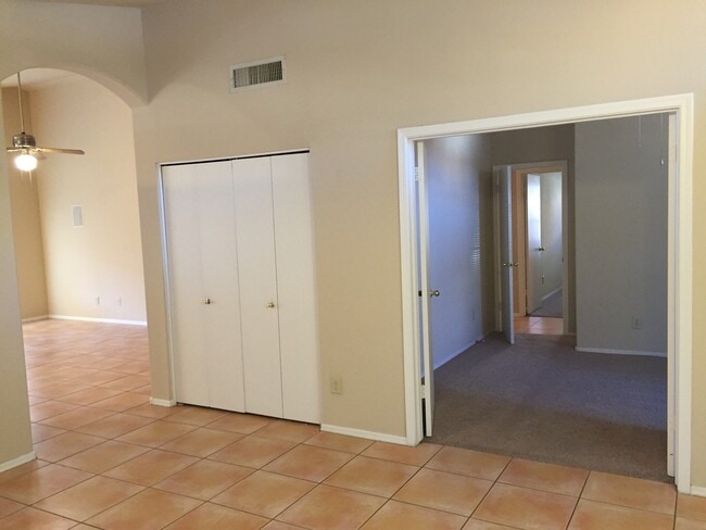 Building Photo - Gilbert 3Bd/2Bth + Den Single Story Home - Landscaping Included