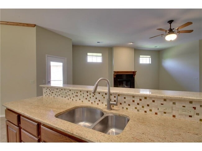Building Photo - Fantastic  3 Bedrooms + Study Home in Prai...