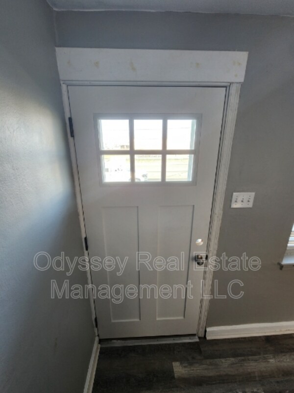 Building Photo - 206 W Spencer Ave