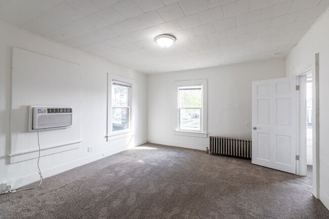 Building Photo - Renovated 2 Bedroom House