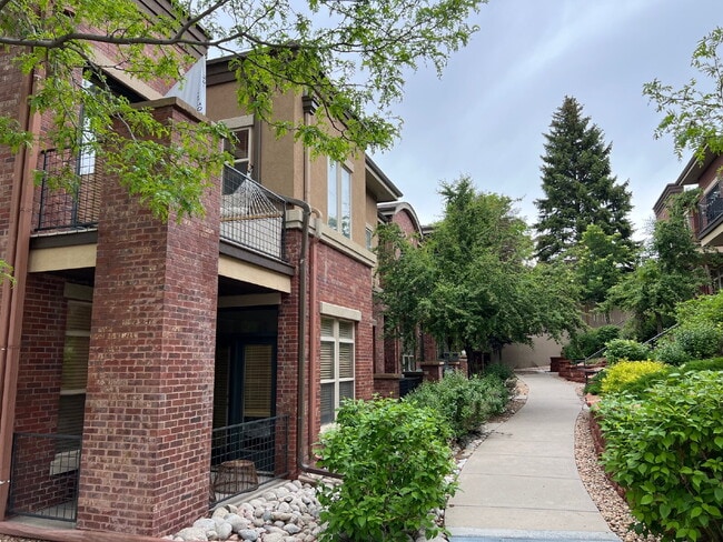 Building Photo - "Spacious 3-Bed, 3-Bath Townhouse with Gra...