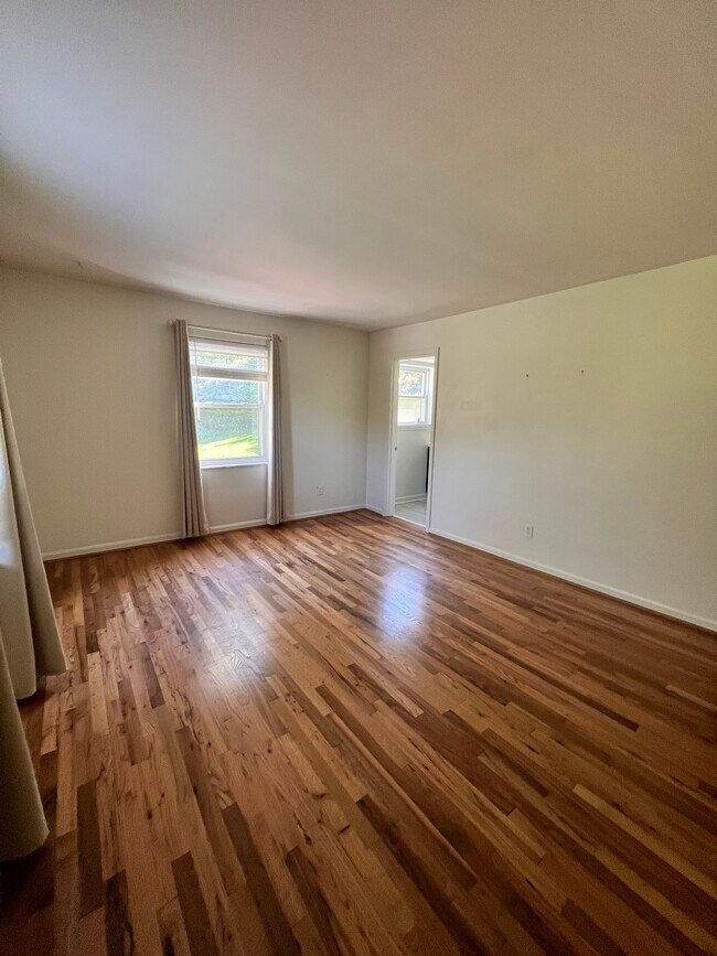 Building Photo - 680 Overland St