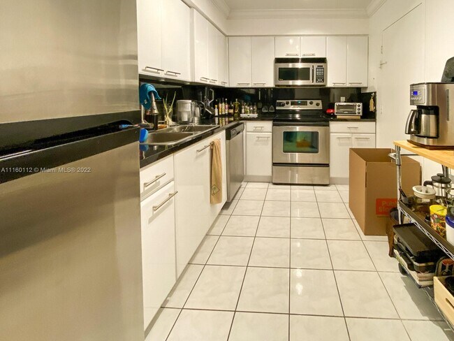 Building Photo - 9225 Collins Ave