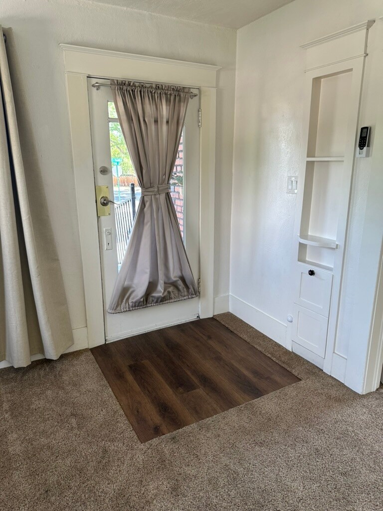 Building Photo - 609 W 11th St