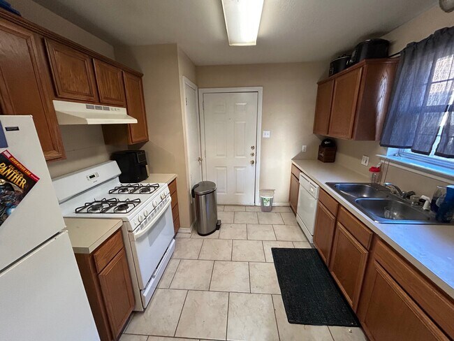 Building Photo - 815 Ave A