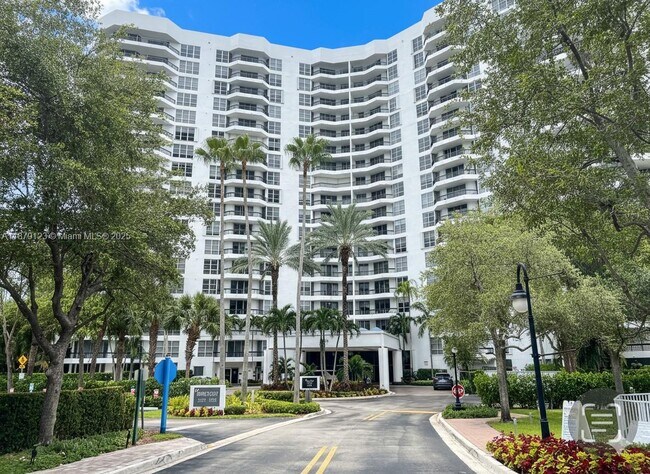 Building Photo - 3600 Mystic Pointe Dr
